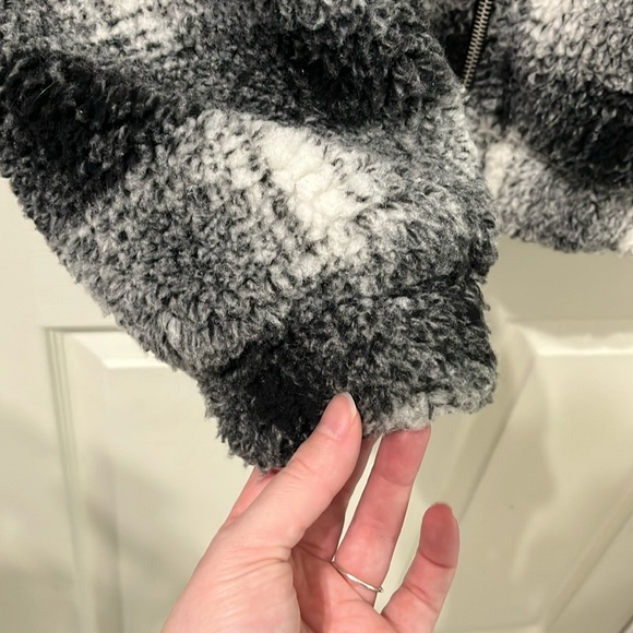 Black and gray check coat - Picture 9 of 9